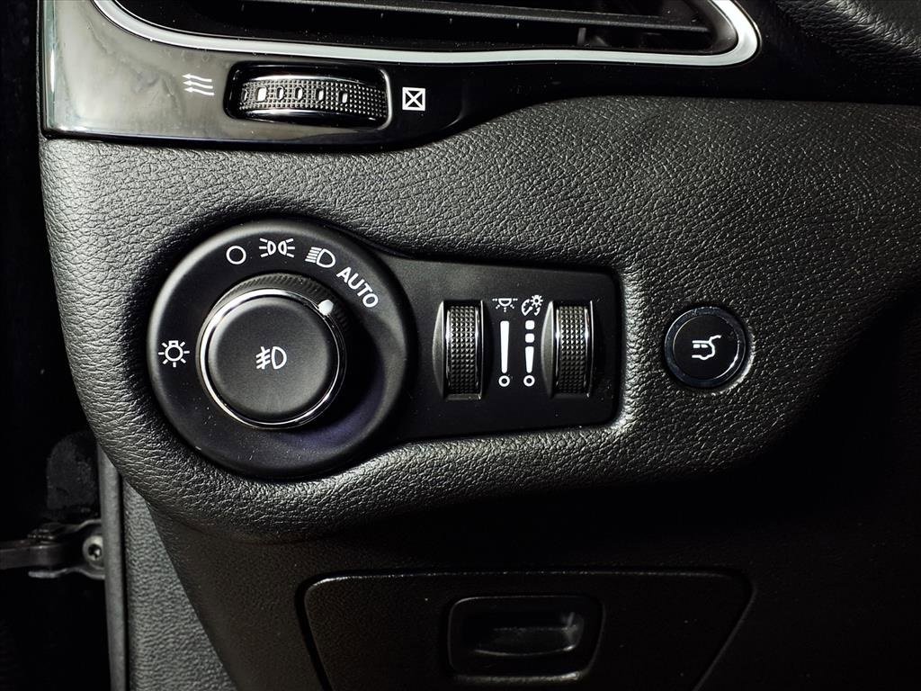 Used 2020 Jeep Cherokee Latitude Plus image 24