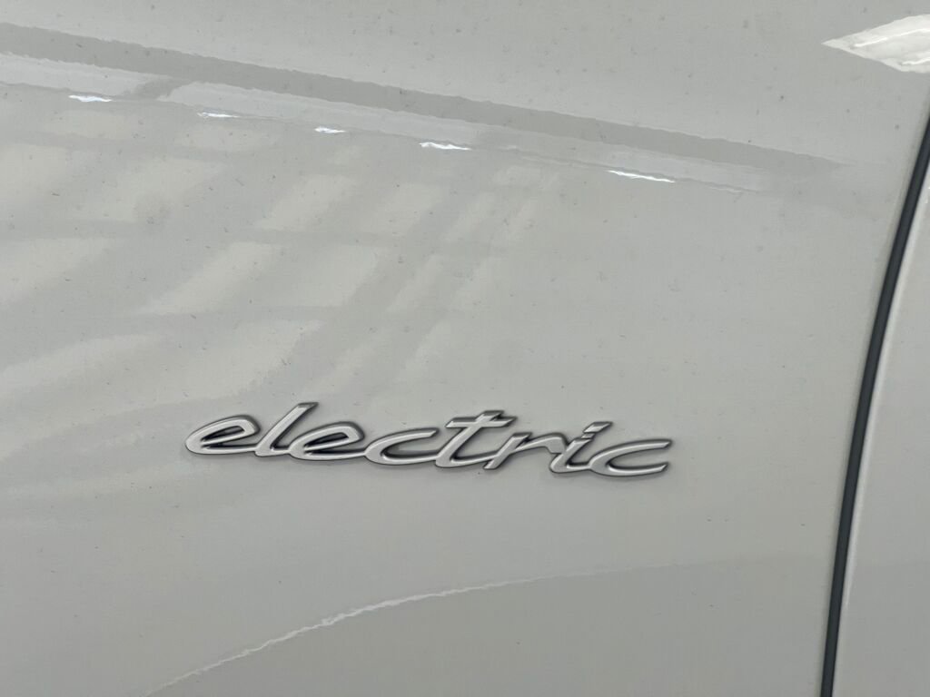 Certified 2025 Porsche Macan Electric image 33