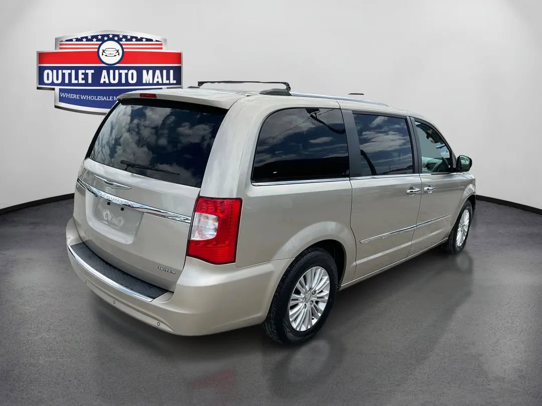 Used 2014 Chrysler Town & Country Limited w/ Luxury Group FWD image 3