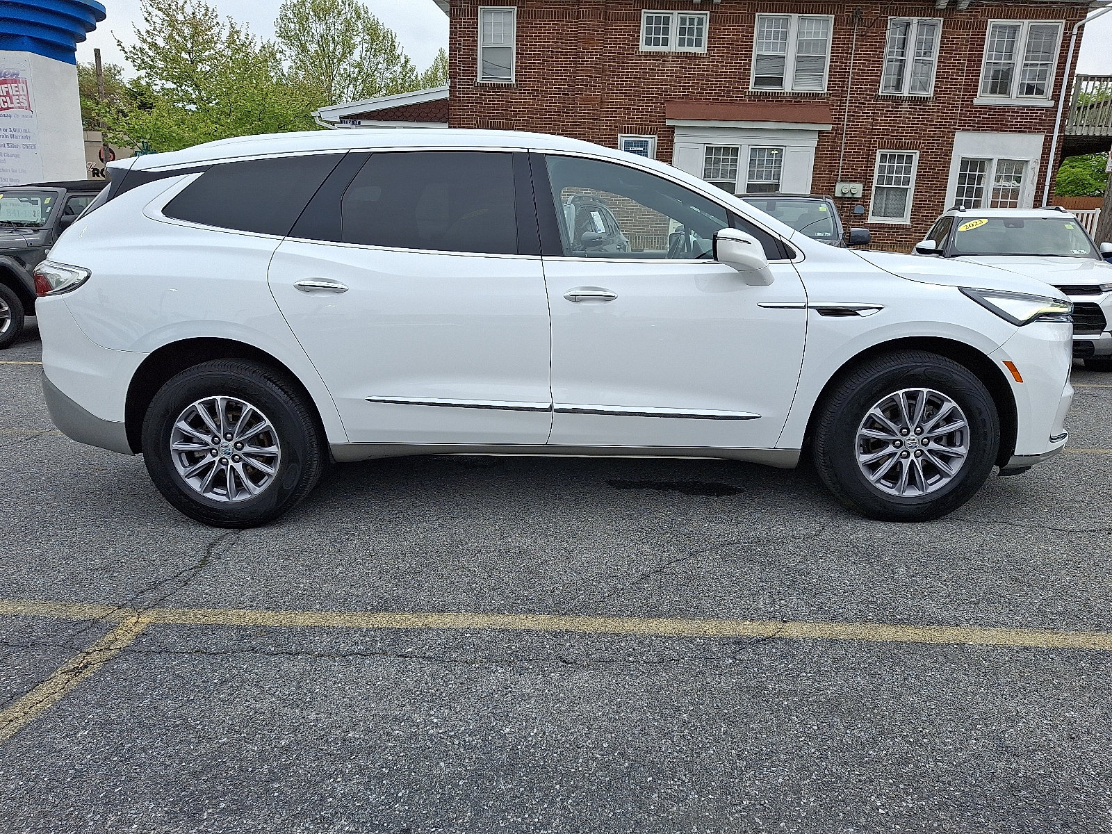 Used 2023 Buick Enclave Essence AWD/4WD image 6