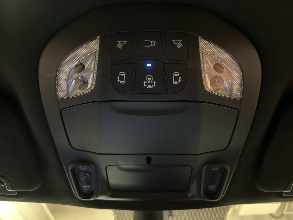 Used 2024 Chrysler Pacifica Pinnacle w/ Trailer Tow Group AWD/4WD image 27