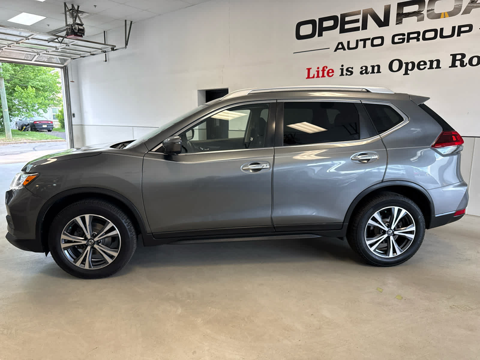 Used 2019 Nissan Rogue SV w/ Sun & Sound Touring Package AWD/4WD image 4