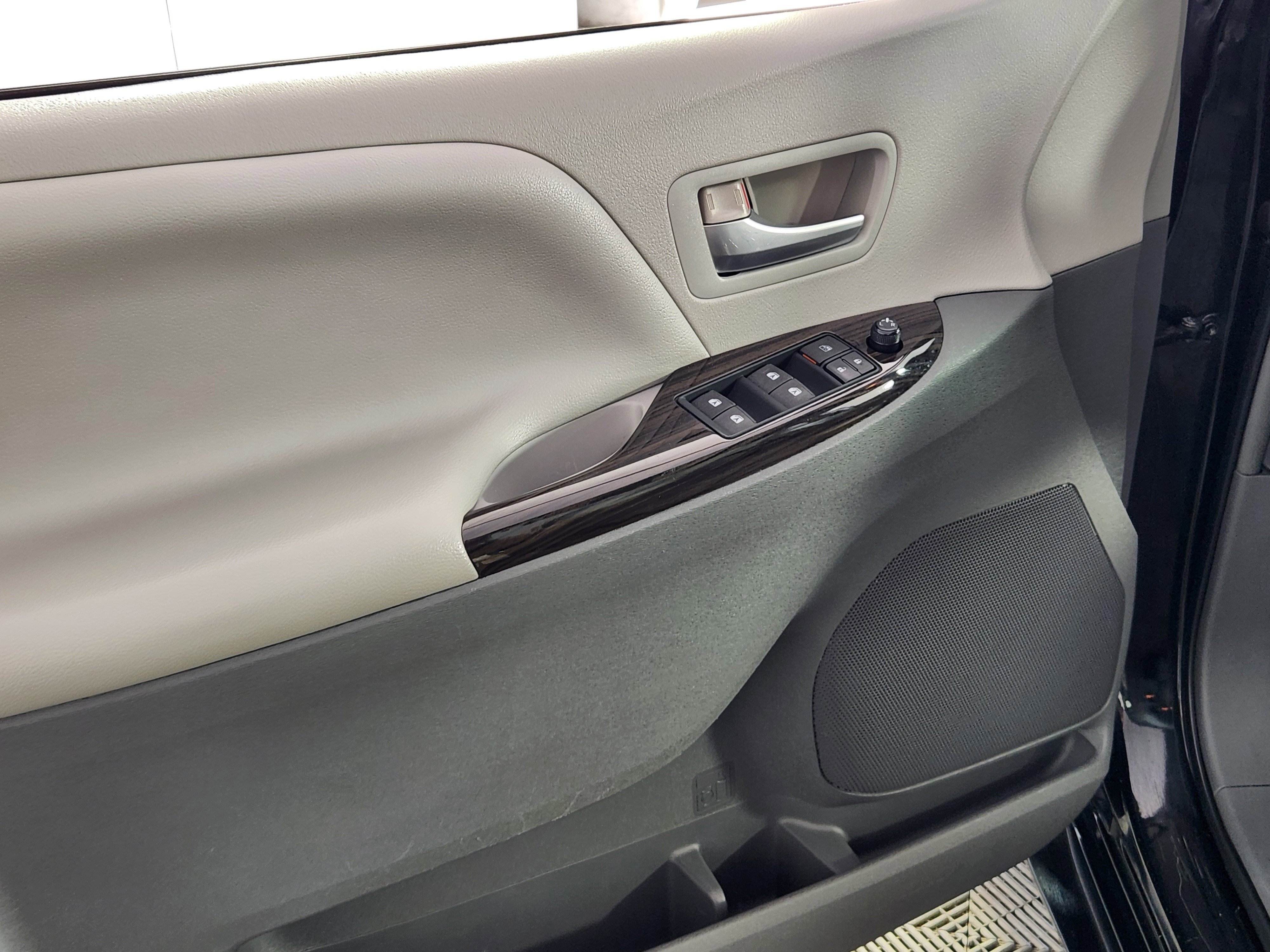 Used 2015 Toyota Sienna XLE Premium FWD image 17