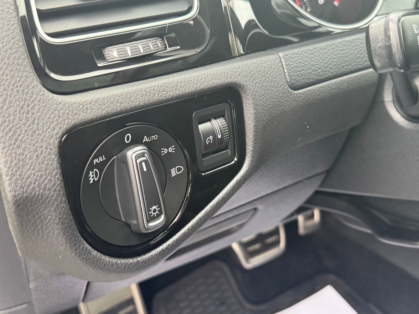 Used 2018 Volkswagen GTI SE w/ SE Leather Package image 28