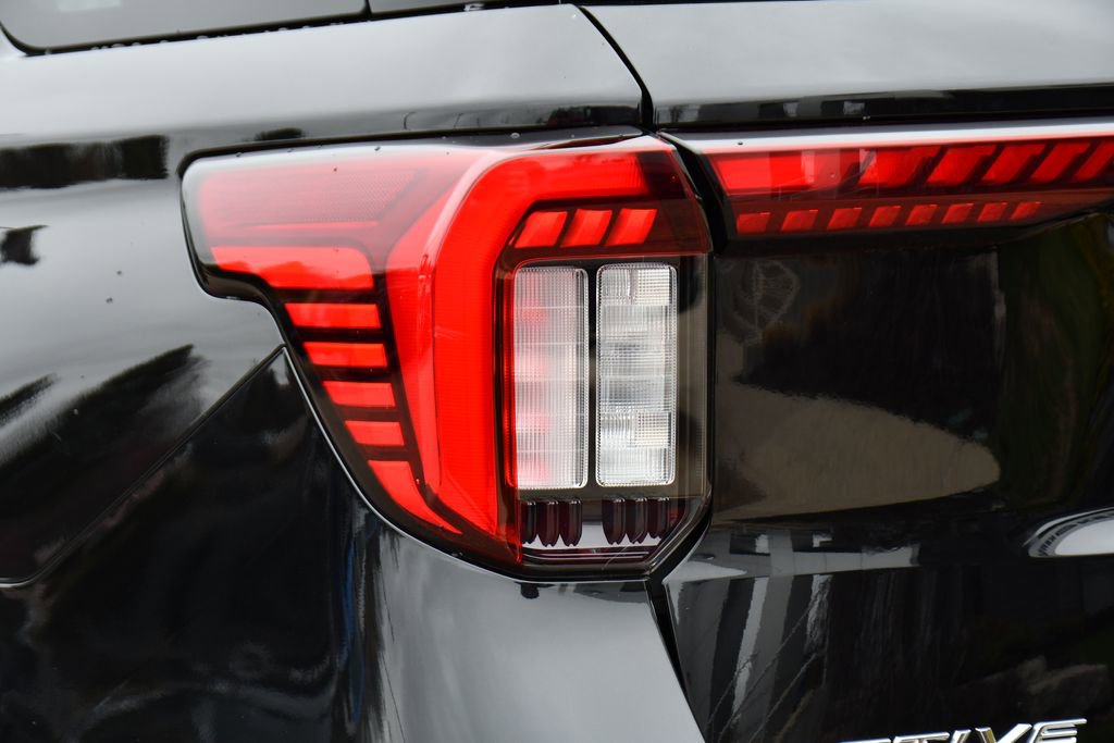 Used 2025 Ford Explorer Active AWD/4WD image 40