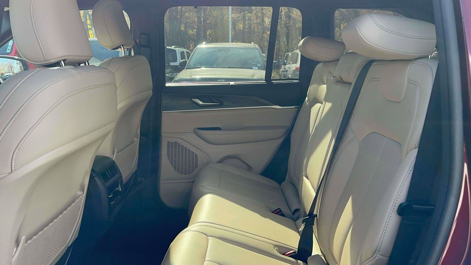 Used 2024 Jeep Grand Cherokee Limited w/ Luxury Tech Group II image 9