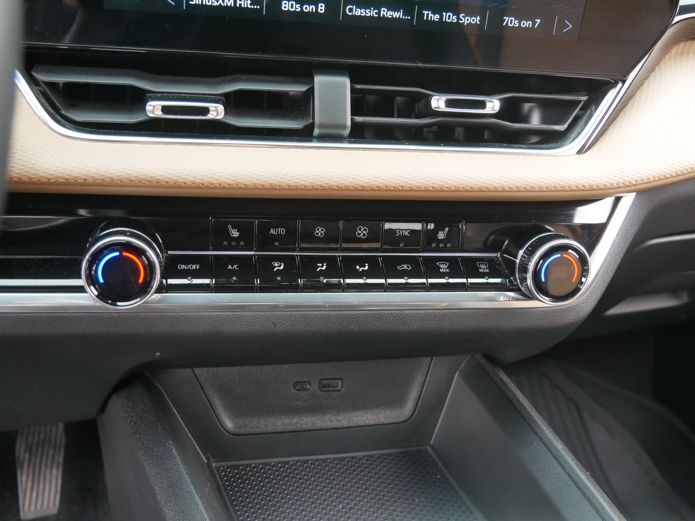 Used 2025 Chevrolet Equinox ACTIV w/ Safety and Technology Package AWD/4WD image 23