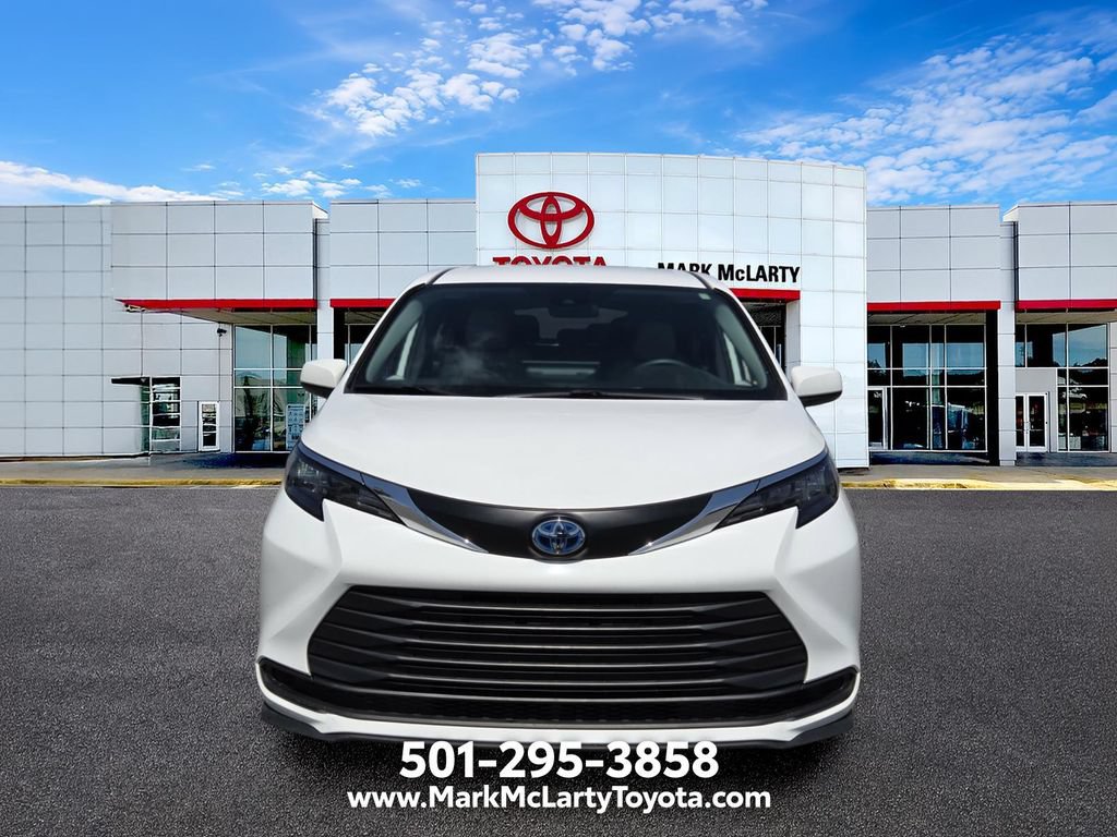 Used 2025 Toyota Sienna LE FWD image 8