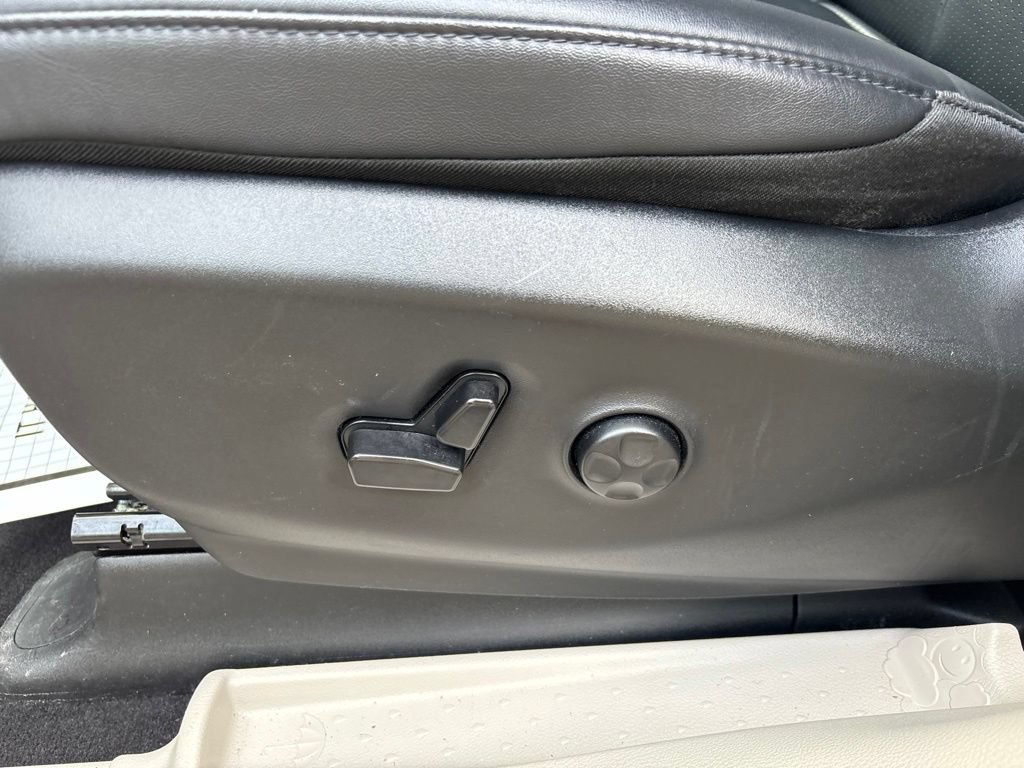 Used 2024 Chrysler Pacifica Touring-L FWD image 19