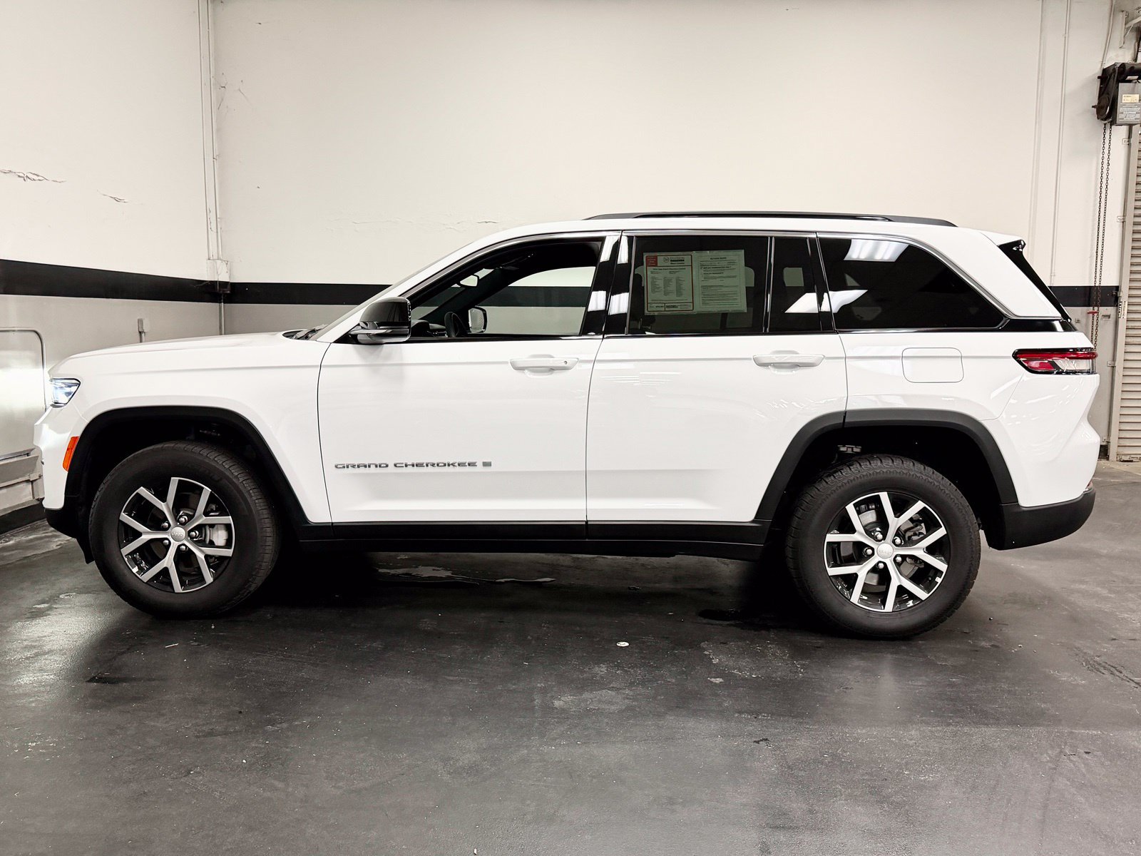 Used 2024 Jeep Grand Cherokee Limited RWD image 9