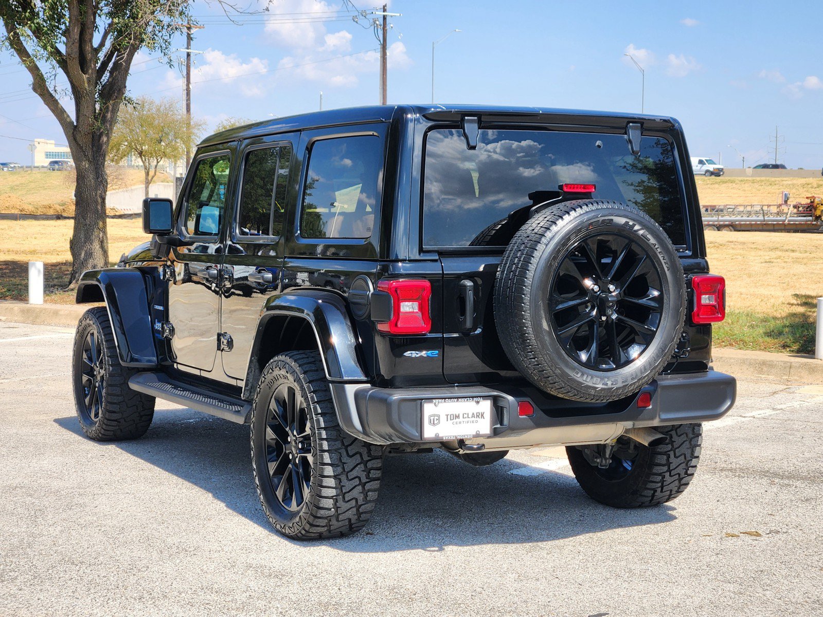 Used 2021 Jeep Wrangler Unlimited Sahara w/ Cold Weather Group AWD/4WD image 4