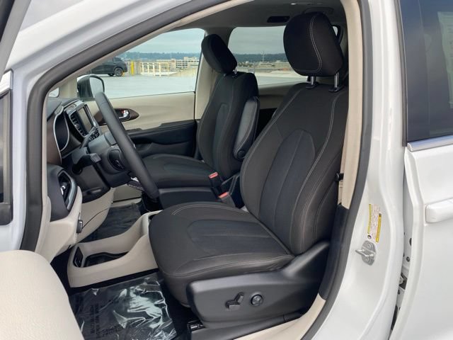 Used 2022 Chrysler Voyager LX FWD image 17
