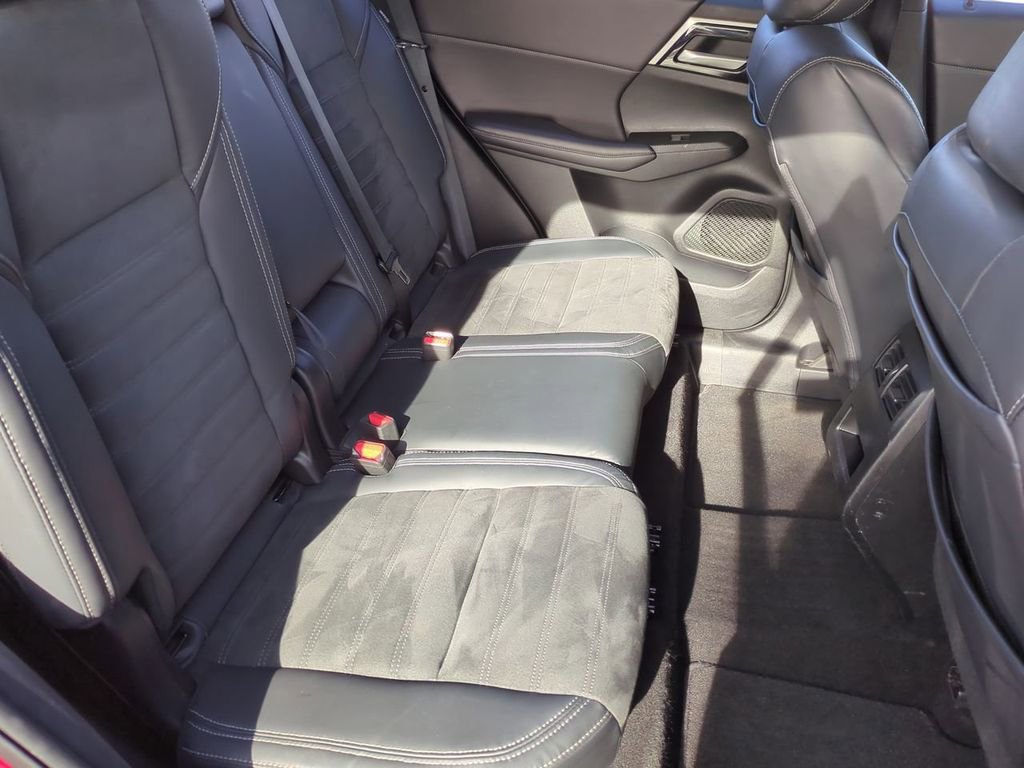 Used 2023 Mitsubishi Outlander SE image 26