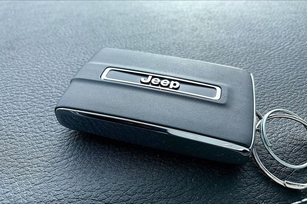 Used 2024 Jeep Grand Cherokee Limited w/ Black Appearance Package image 13