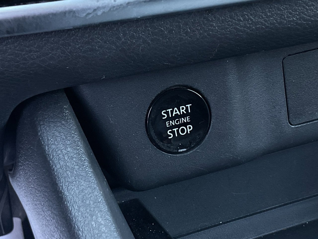 Used 2025 Nissan Rogue SV FWD image 27
