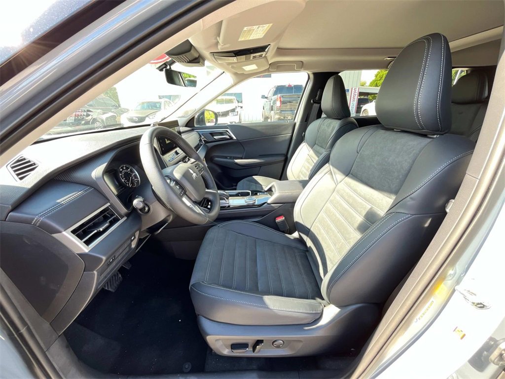 New 2025 Mitsubishi Outlander SE image 9
