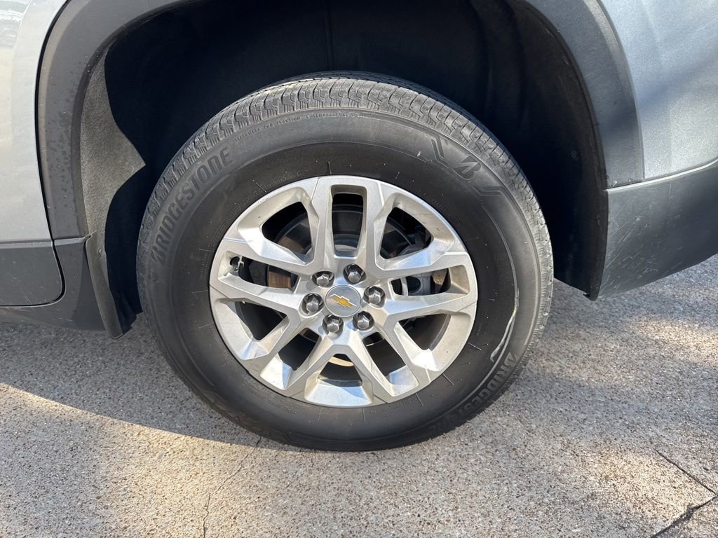 Used 2023 Chevrolet Traverse LS image 4