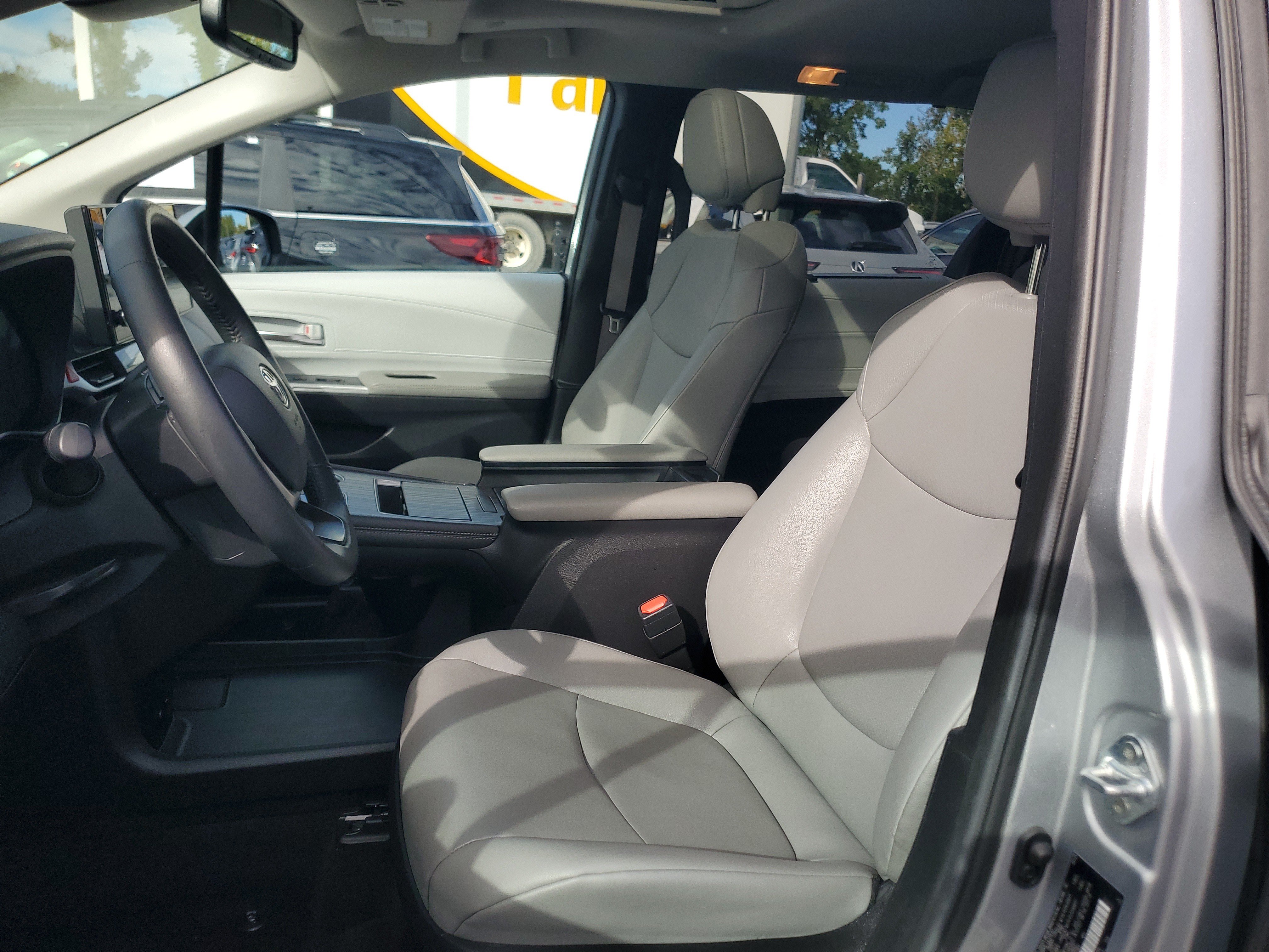 Certified 2025 Toyota Sienna XLE FWD image 20