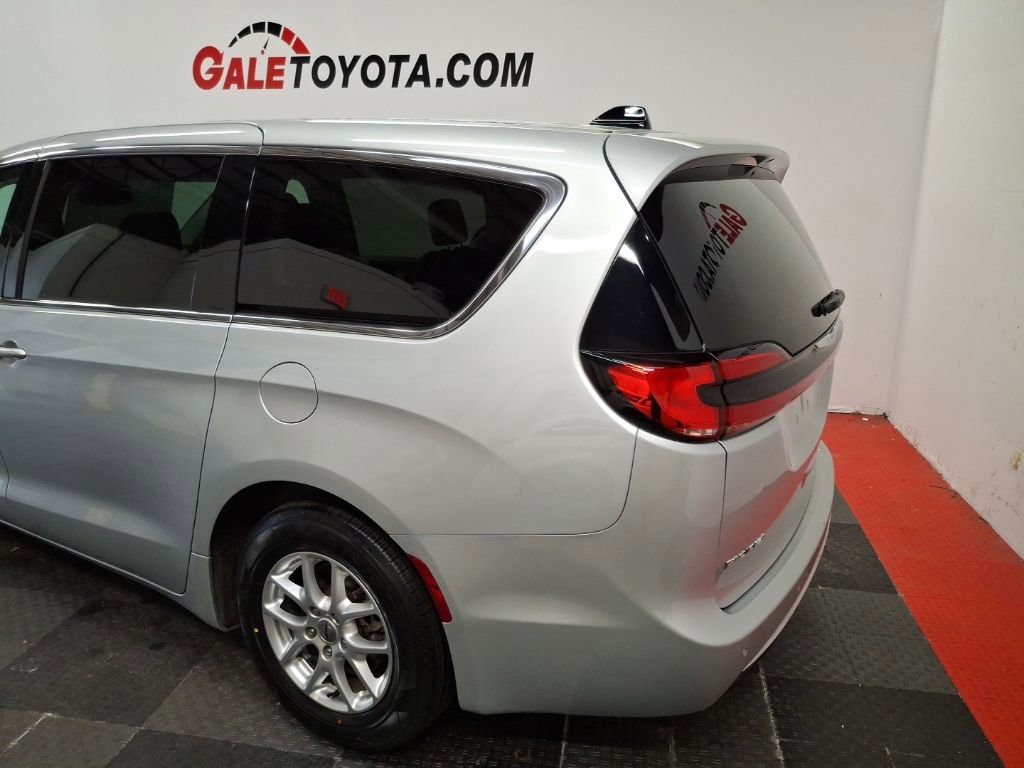 Used 2024 Chrysler Pacifica Touring-L image 7