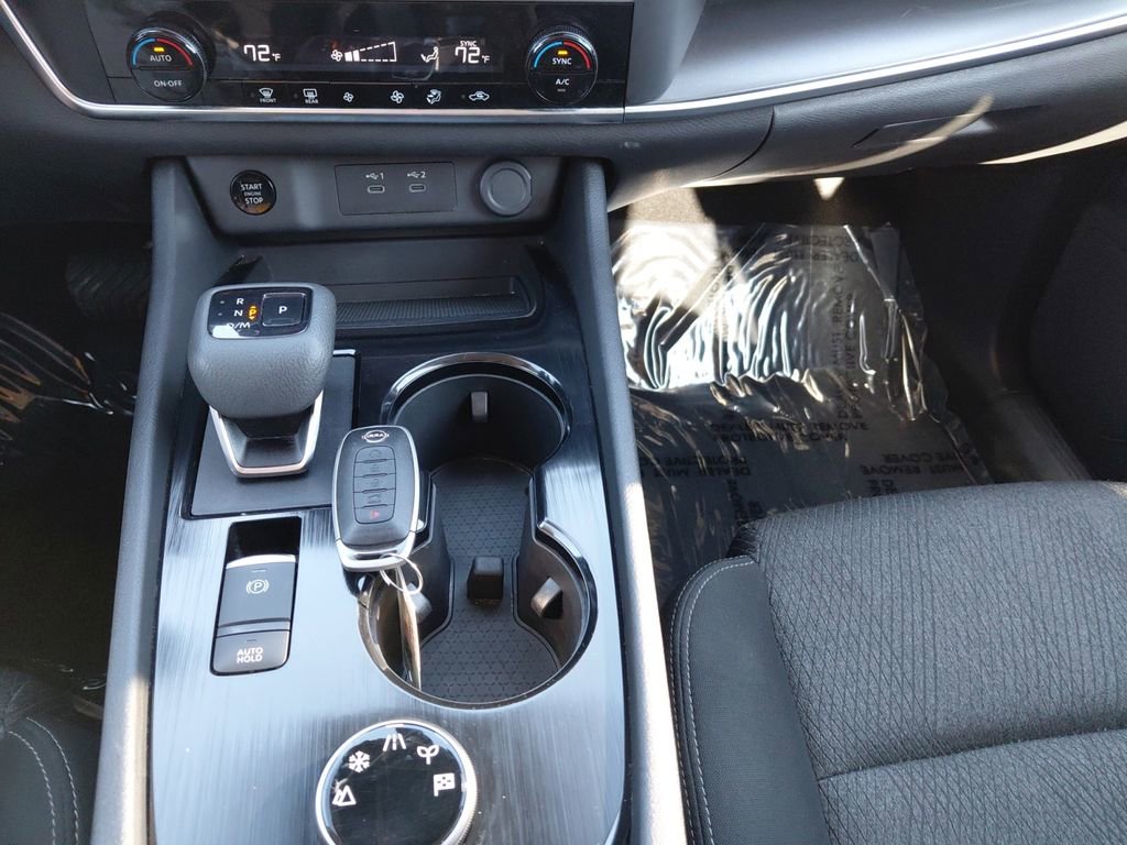 Used 2024 Nissan Rogue SV image 32