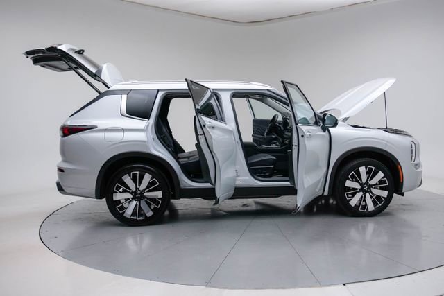 Used 2025 Mitsubishi Outlander SEL image 14