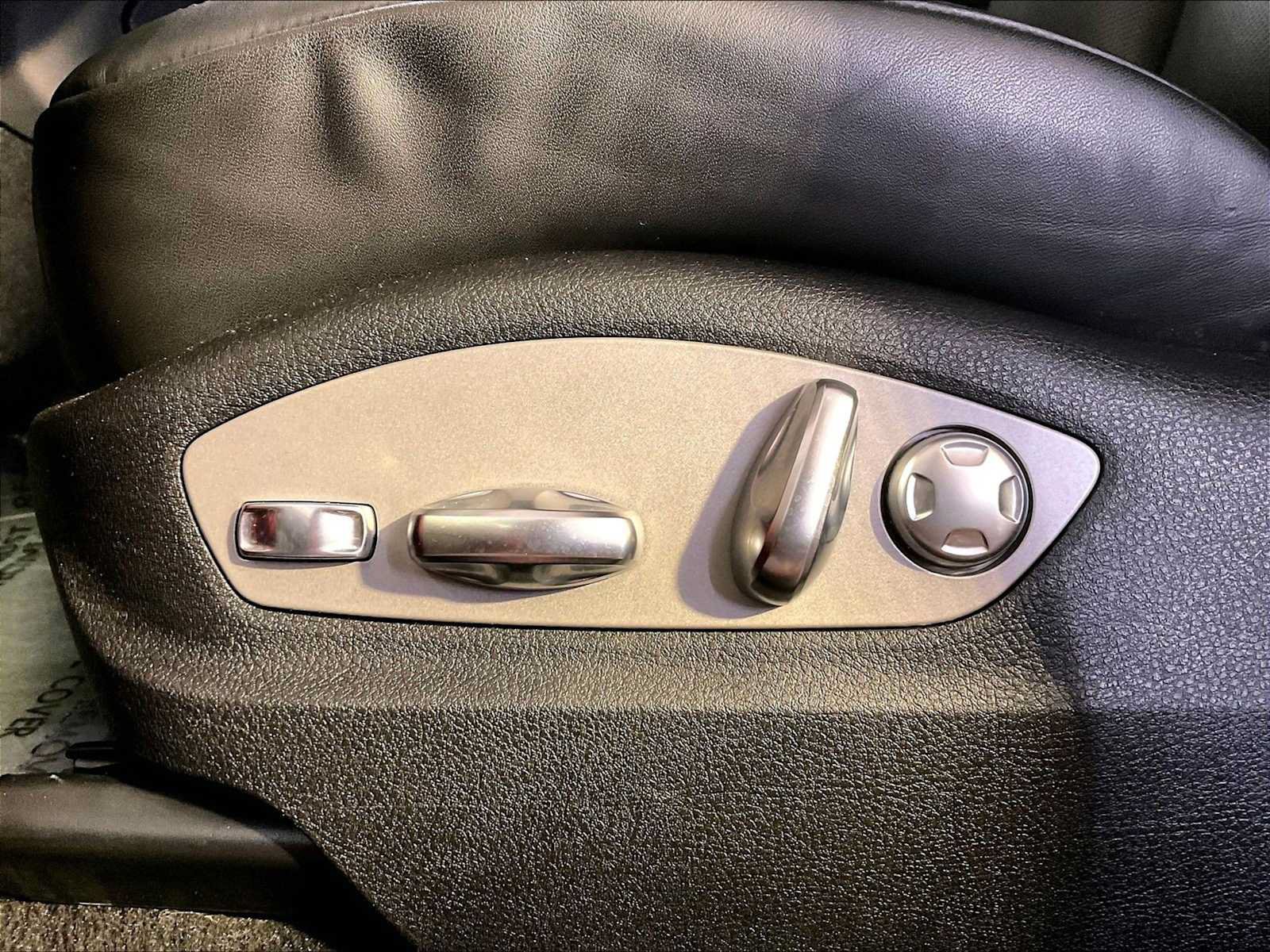 Certified 2023 Porsche Macan AWD/4WD image 38
