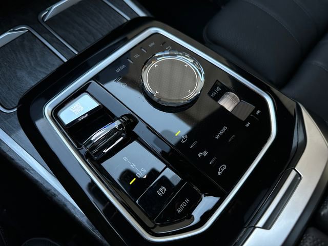 Used 2023 BMW 740i w/ Parking Assistance Package image 40
