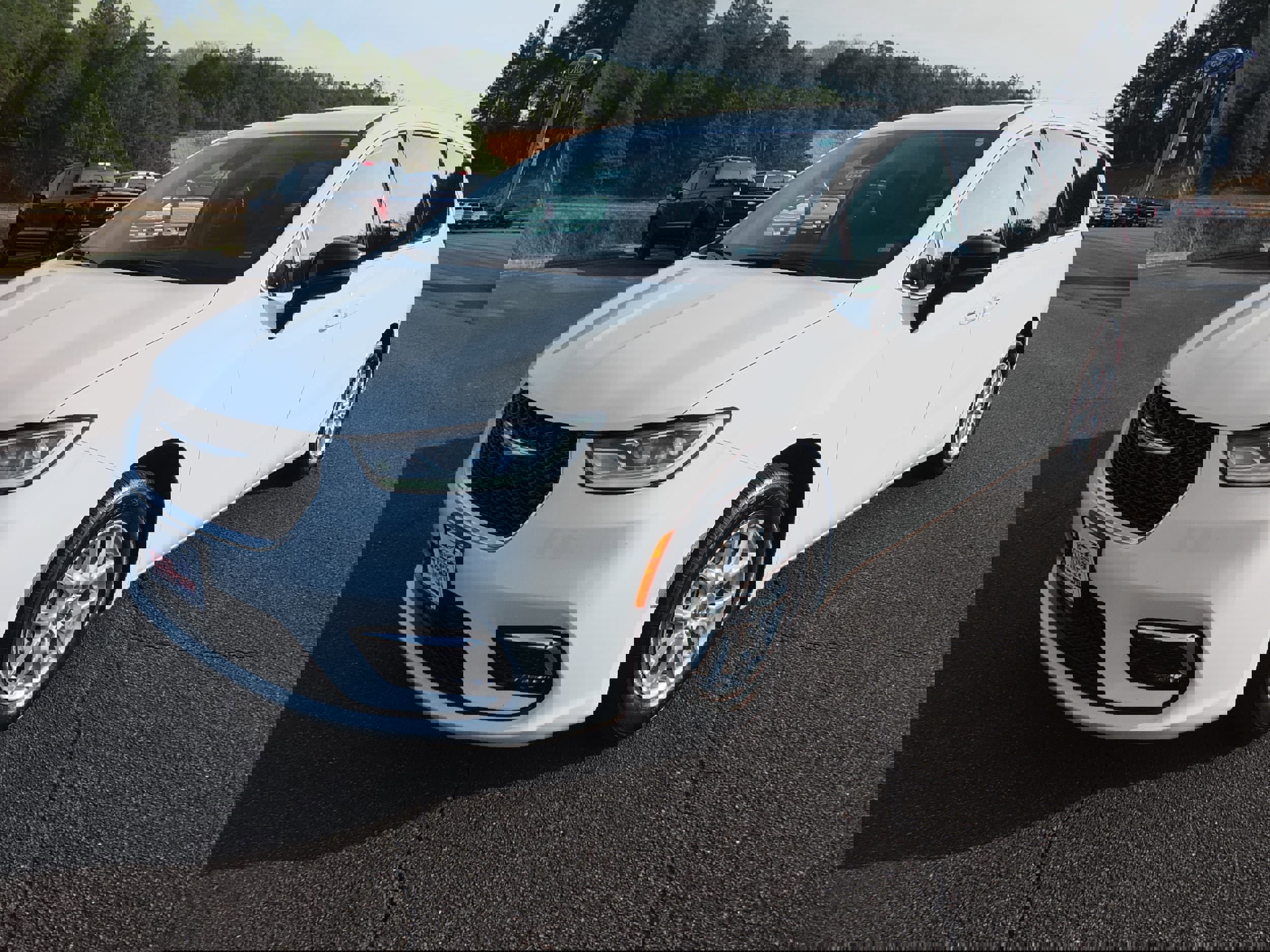 Used 2024 Chrysler Pacifica Touring-L image 7