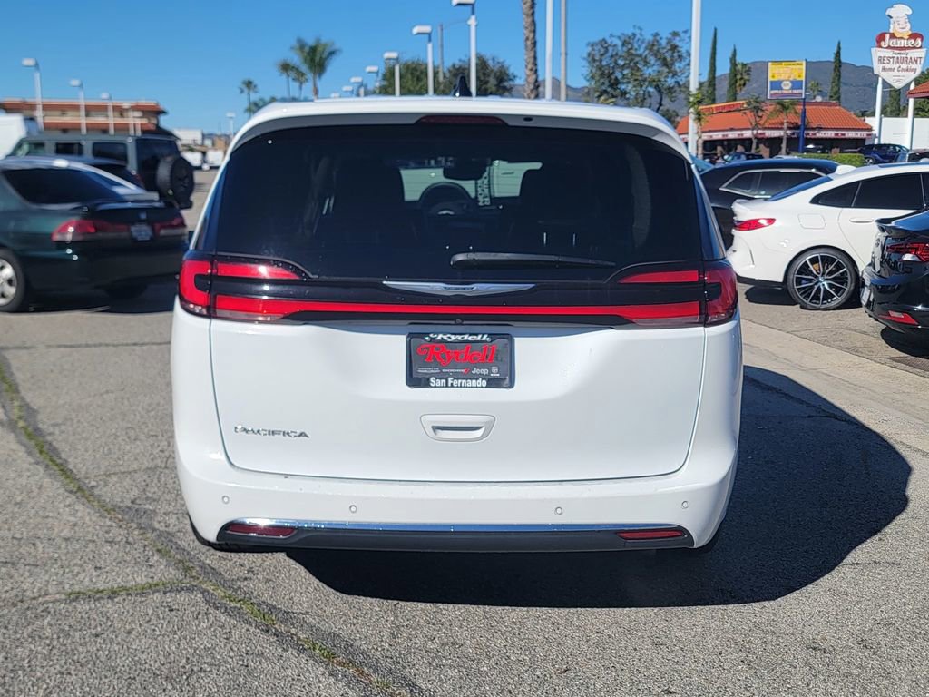 Certified 2023 Chrysler Pacifica Touring-L image 7