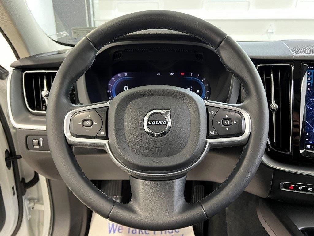 Used 2022 Volvo XC60 B5 Momentum image 24