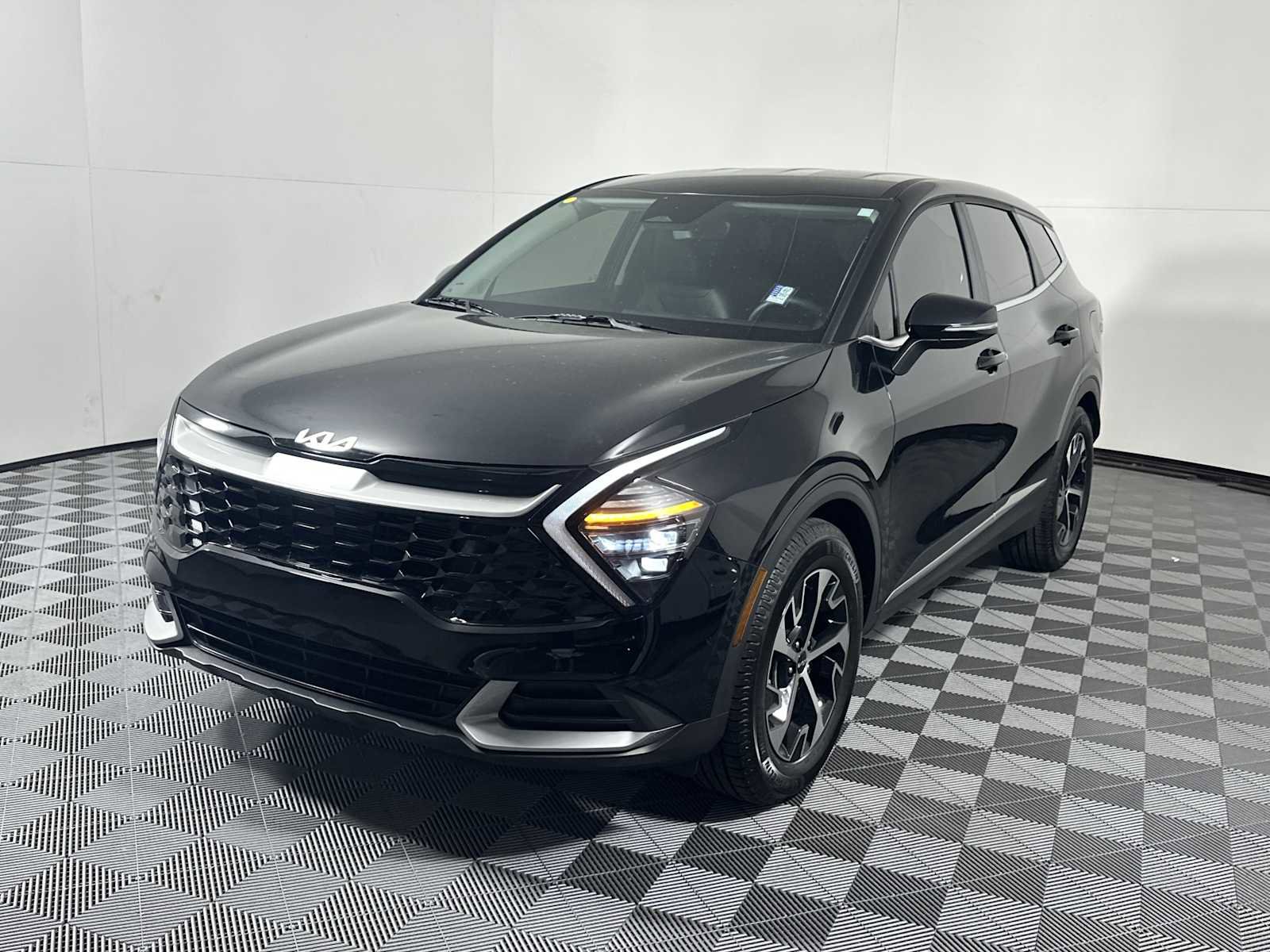 Used 2024 Kia Sportage EX FWD image 3