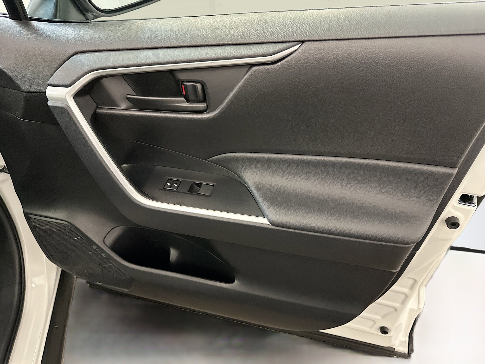 Used 2025 Toyota RAV4 LE image 33