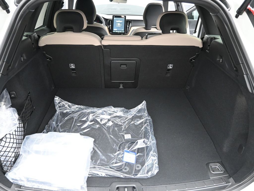 New 2026 Volvo XC60 T8 Core w/ Climate Package image 20