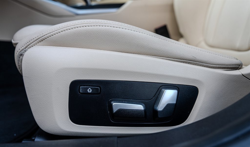 Used 2021 BMW 330i Sedan w/ Parking Assistance Package image 27