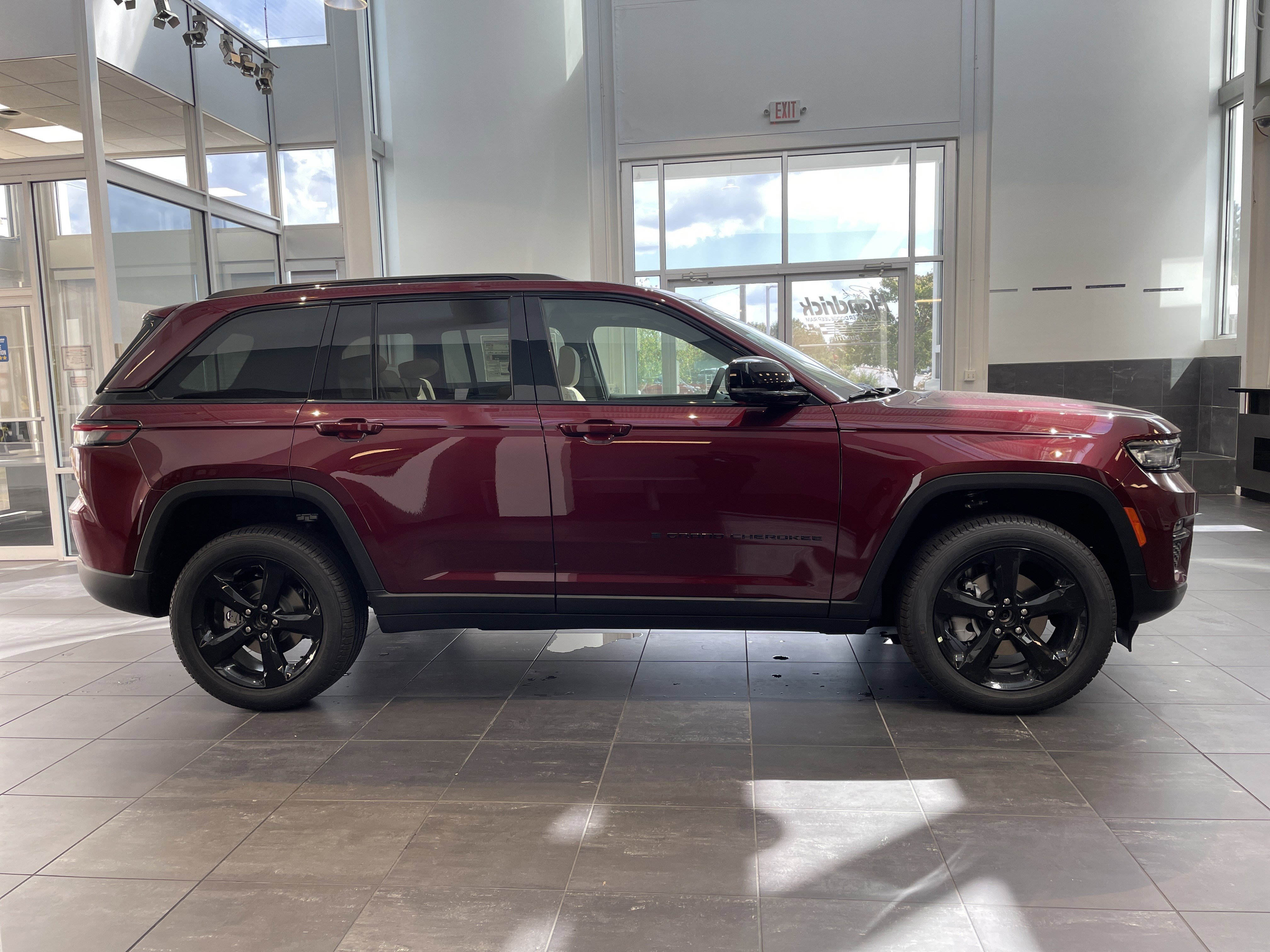 New 2025 Jeep Grand Cherokee Limited w/ Luxury Tech Group II image 11