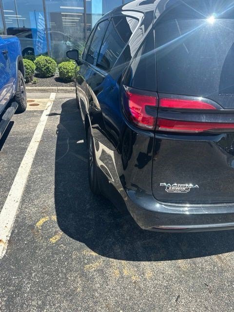 Used 2025 Chrysler Pacifica Select FWD image 13