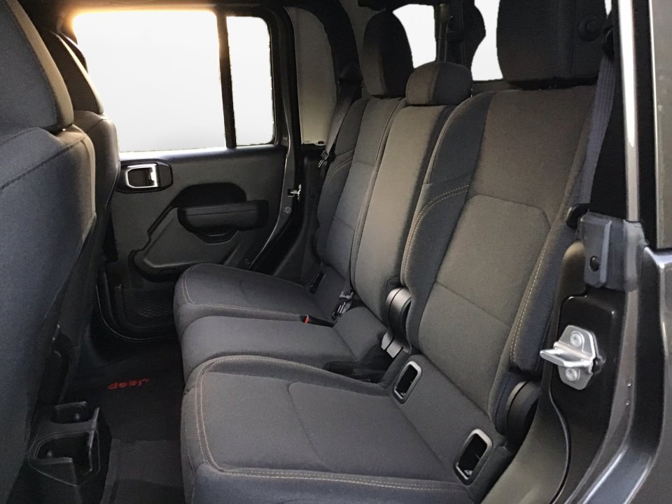 Used 2025 Jeep Gladiator Sport image 12