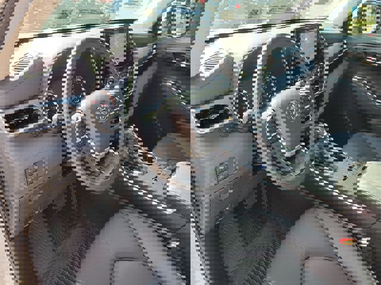 Used 2024 Toyota Highlander LE image 16