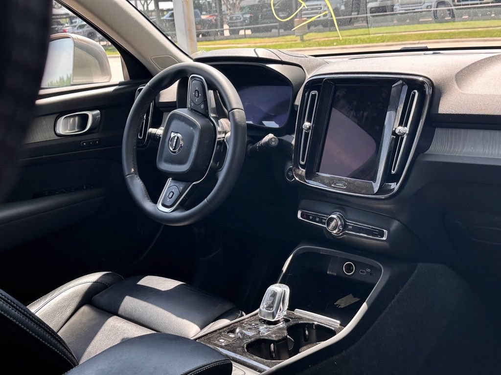 Used 2023 Volvo XC40 B5 Plus AWD/4WD image 11