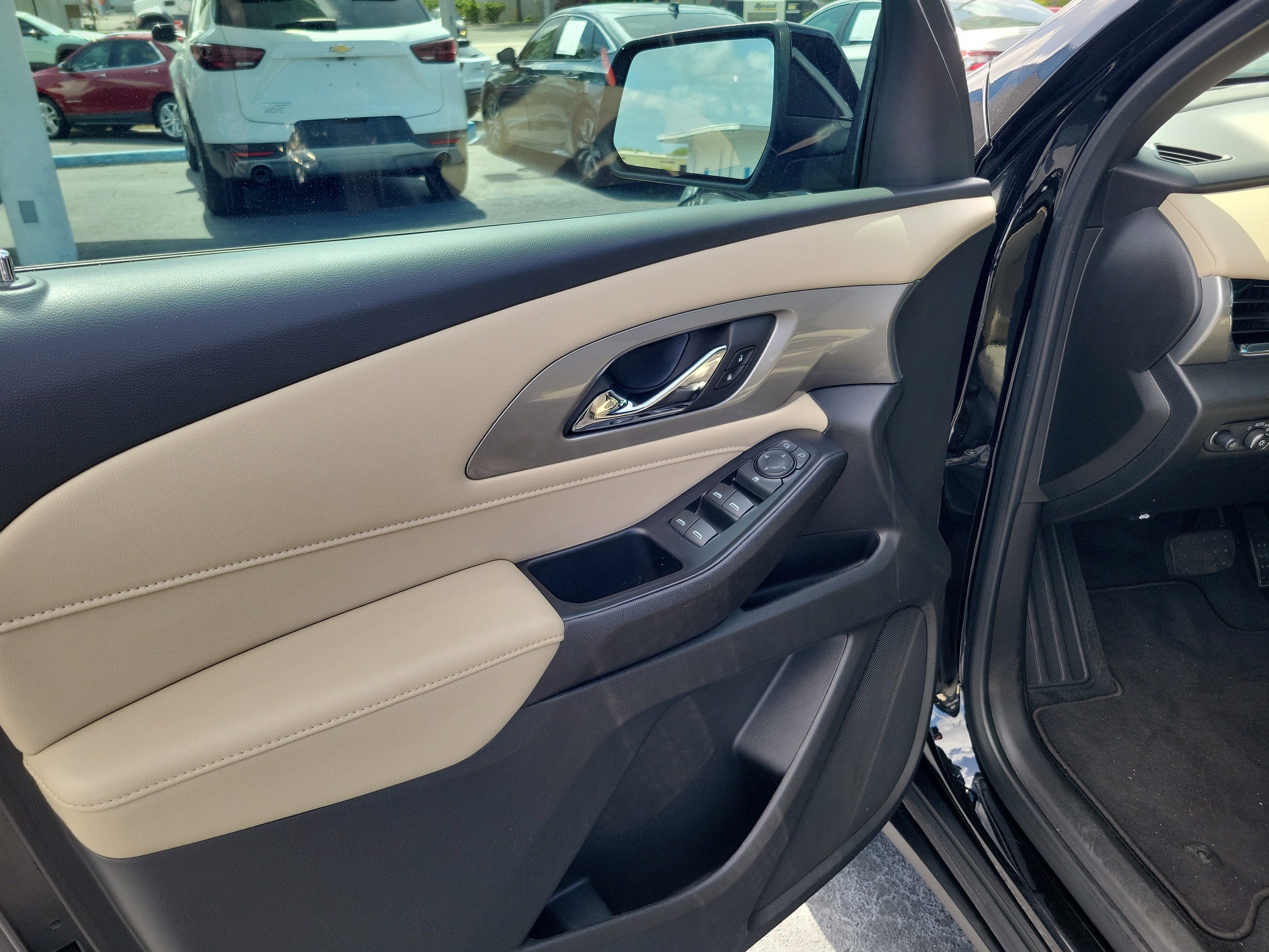 Used 2022 Chevrolet Traverse LS FWD image 14