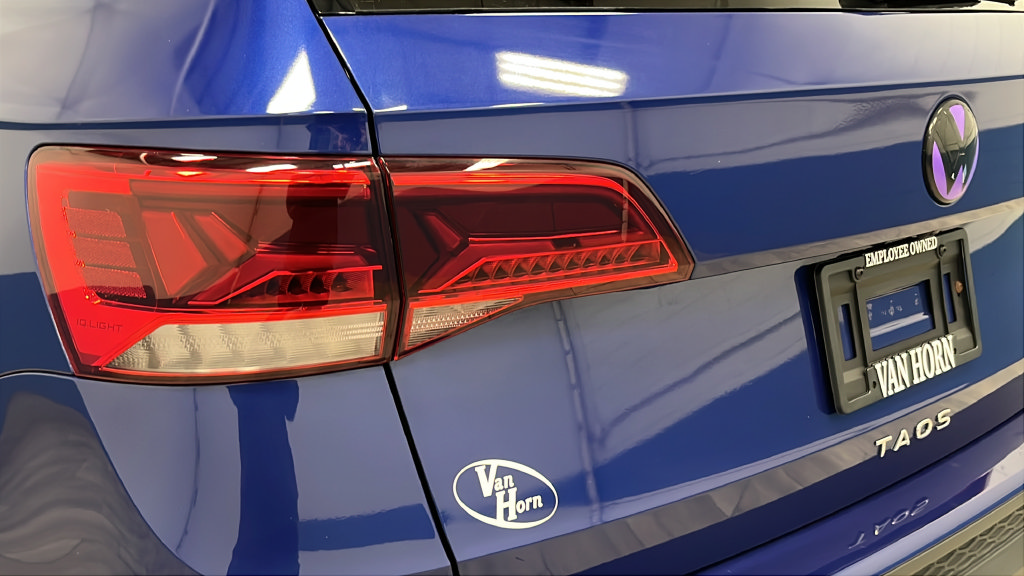 Used 2022 Volkswagen Taos SE w/ Panoramic Sunroof Package FWD image 33