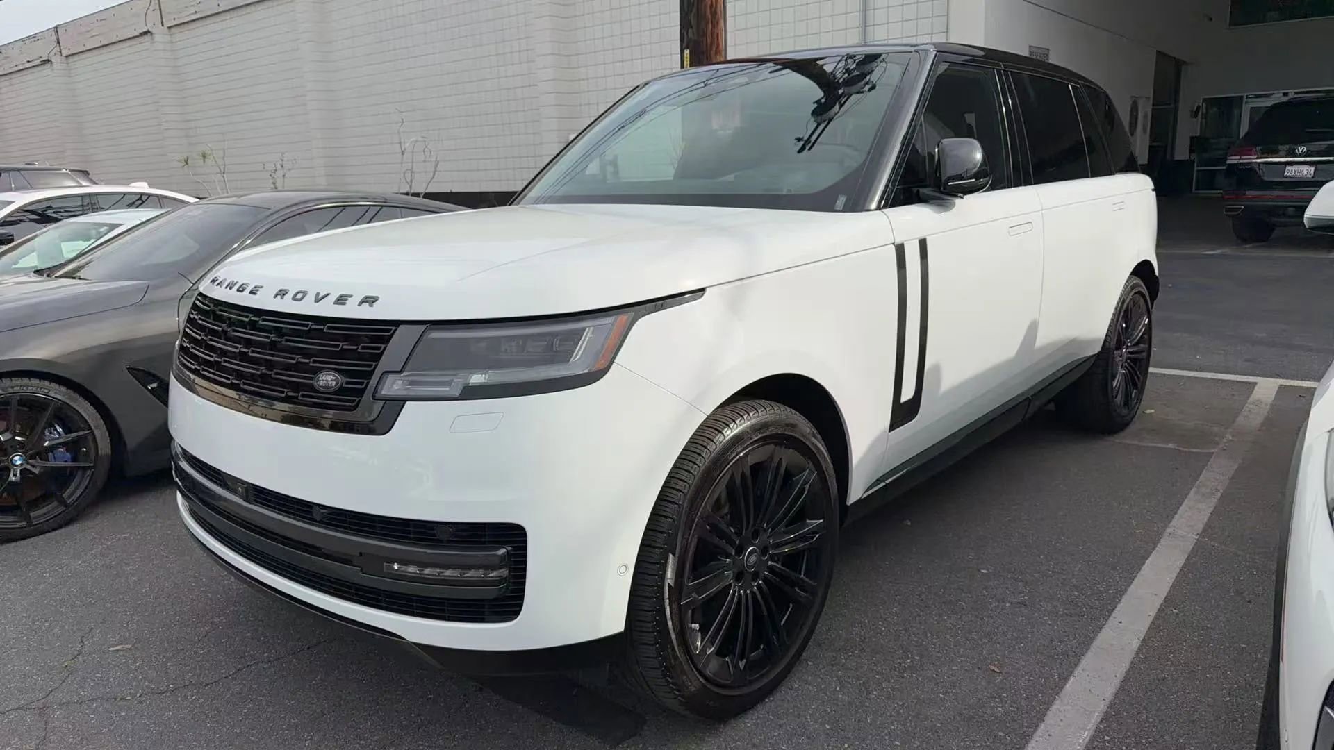 Used 2024 Land Rover Range Rover Long Wheelbase Autobiography image 1