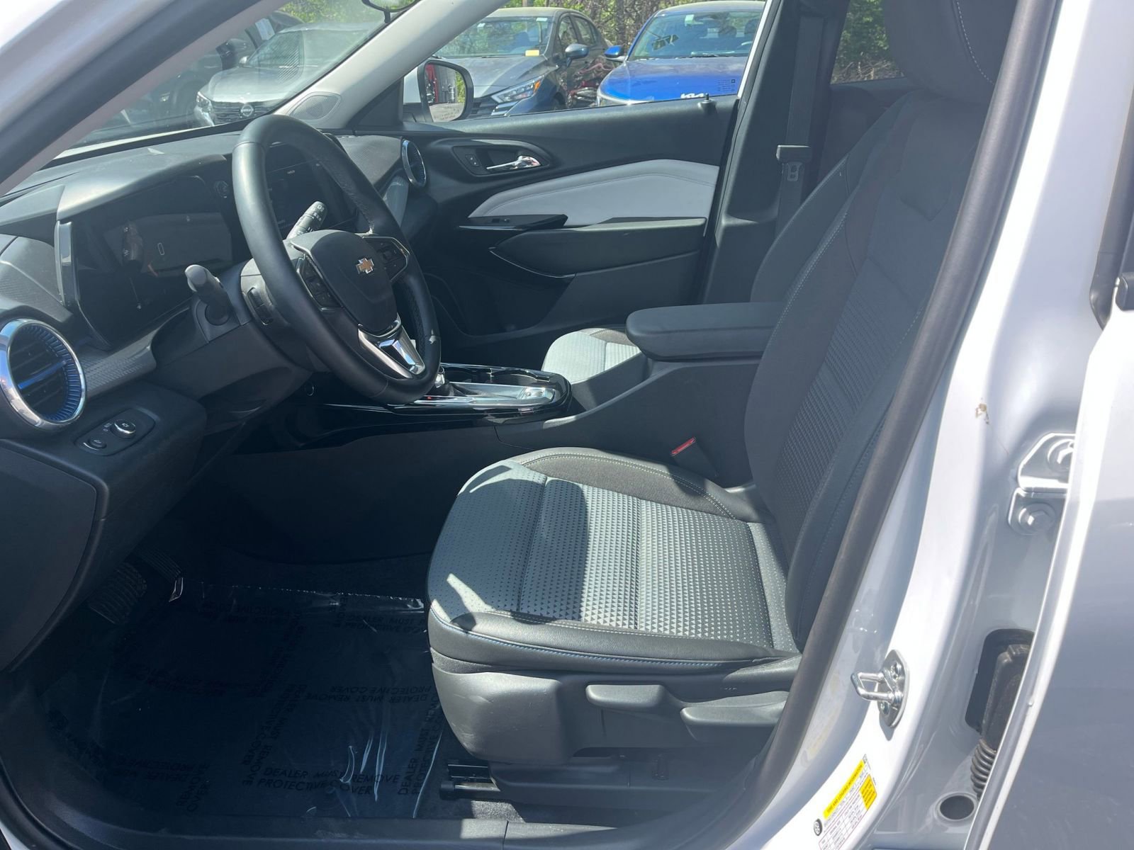 Used 2025 Chevrolet Trax LT w/ LT Convenience Package FWD image 22
