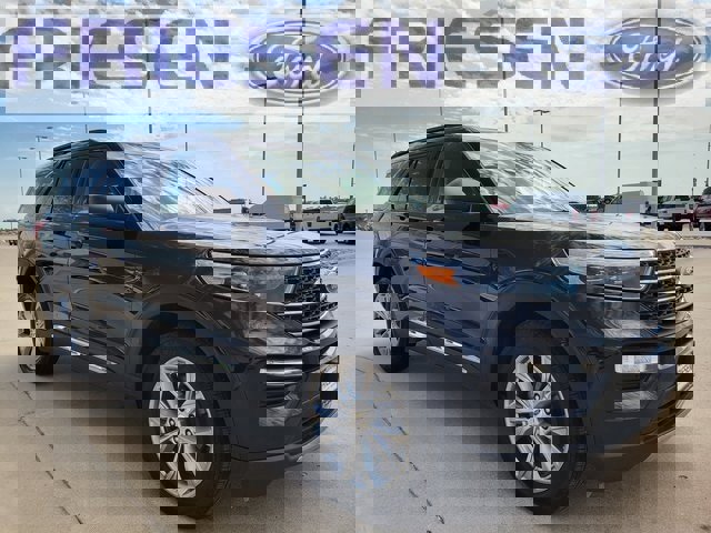 Used 2023 Ford Explorer XLT image 3