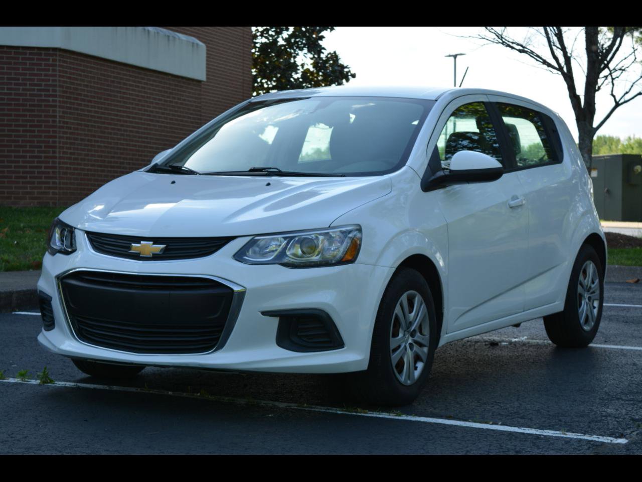 Used 2018 Chevrolet Sonic LT FWD image 1