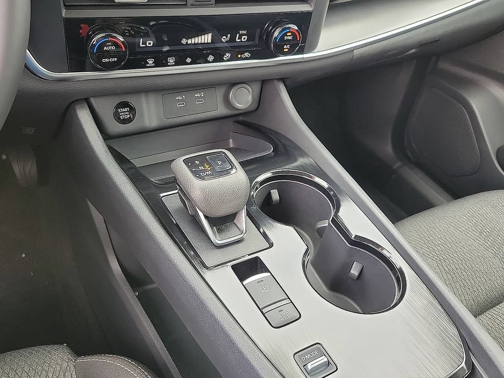 Used 2025 Nissan Rogue SV FWD image 17