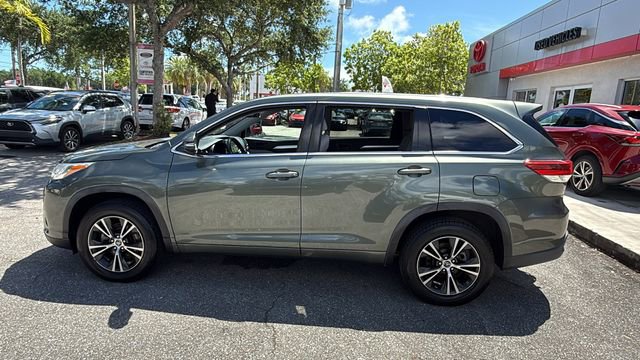 Used 2017 Toyota Highlander LE FWD image 4
