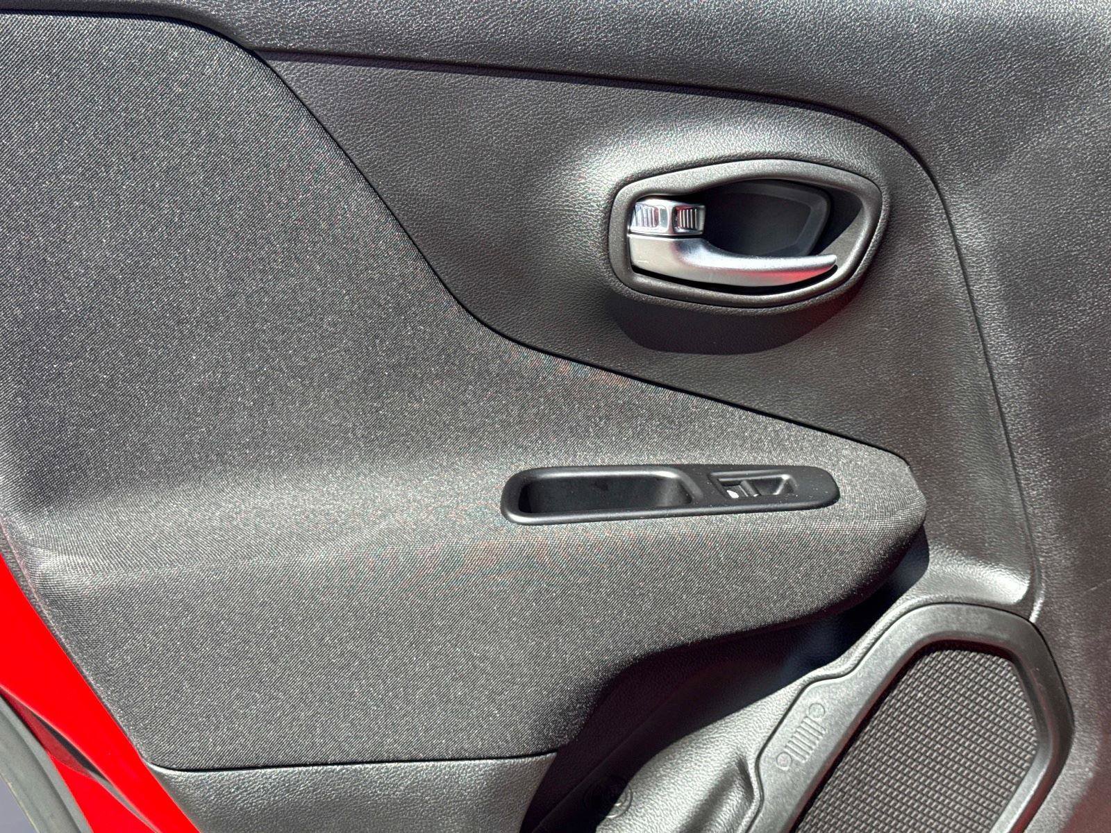 Used 2021 Jeep Renegade Latitude FWD image 12