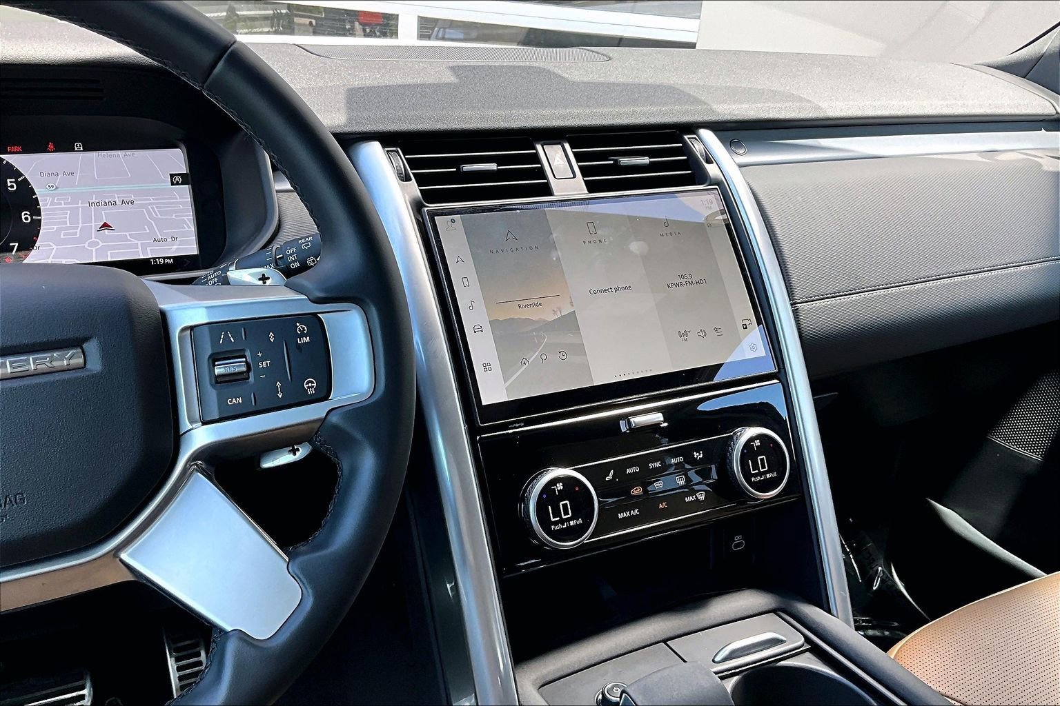 Used 2025 Land Rover Discovery Dynamic SE image 6