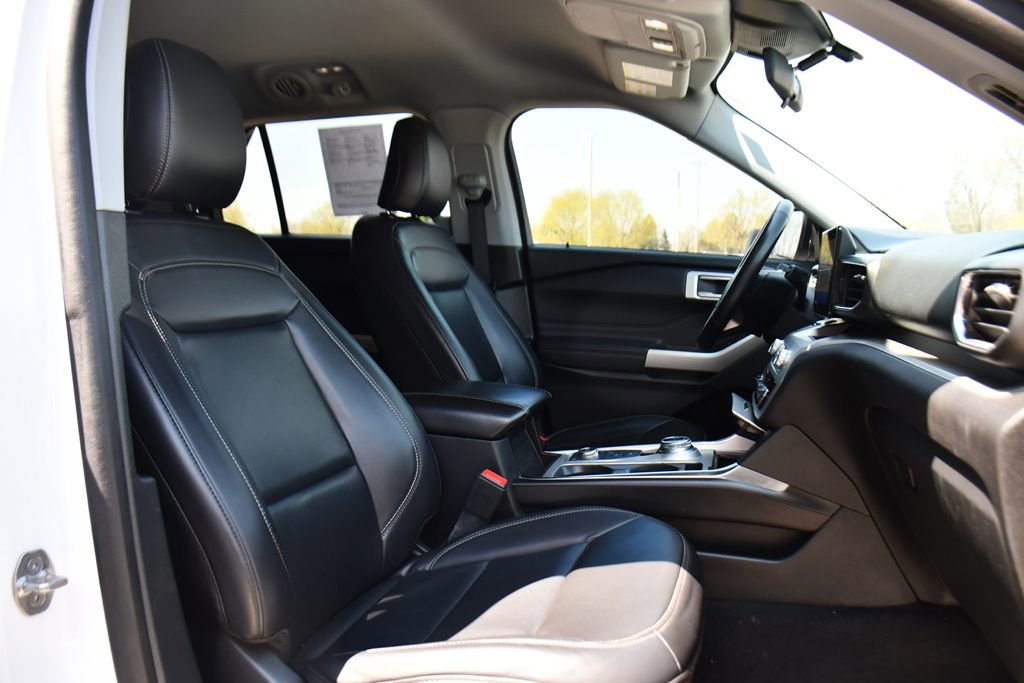 Used 2021 Ford Explorer XLT w/ Equipment Group 202A AWD/4WD image 16